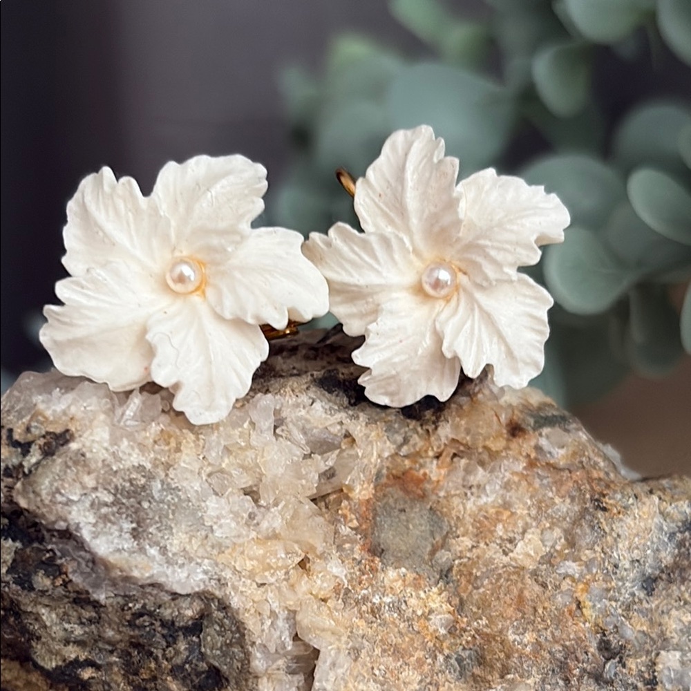 Avon Vintage 80s Soft White Pearl Centre Poinsettia ClipOn Earrings NIB 54 - Picture 5 of 14